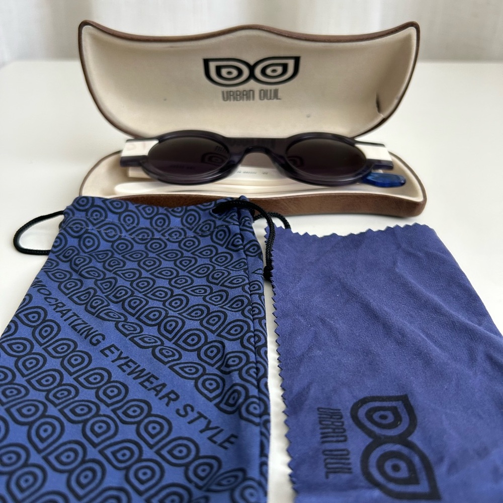 Stylish Blue and White Round Sunglasses